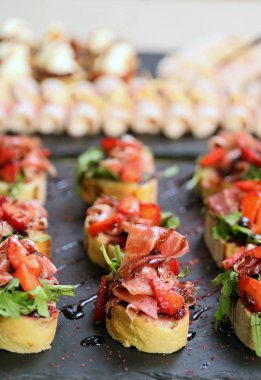 Jambon ve Yeşiller, küçük sandviçle gelen lezzetli aperatifler dökün