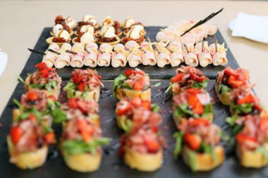 Küçük bir iştah açıcı jambon ve strawberrie sandviçle gelen aperatifler