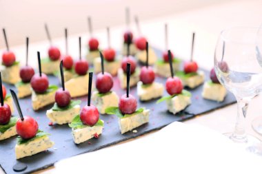 Nane ve zeytin şiş üzerinde mavi peynir aperatifler 