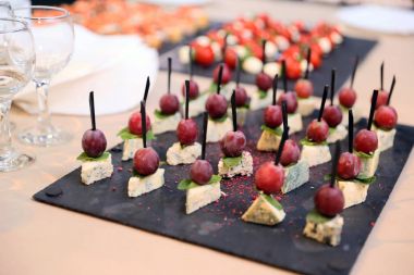 Bej bir masada meze mavi peynir nane ile rafine bir