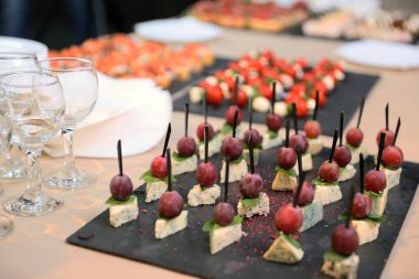 iştah açıcı meze küçük kanepe mavi peynir, nane ve