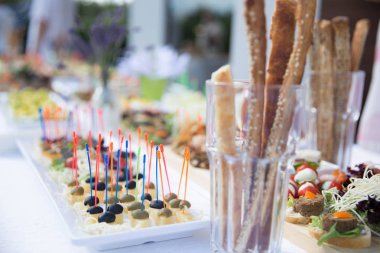 Beyaz masa bir iştah açıcı atıştırmalıklar peynir zeytin, vegeta üzerinde