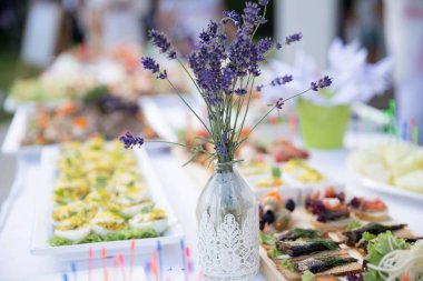 Beyaz masa iştah açıcı atıştırmalıklar ve güzel bir aranjman wi