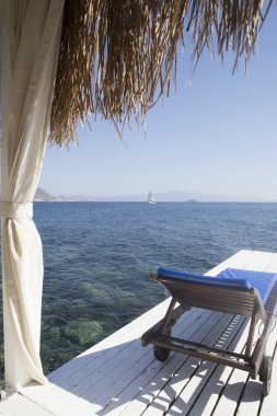 Bir bambu bungalow bir smal güzel bir yatta altından göster