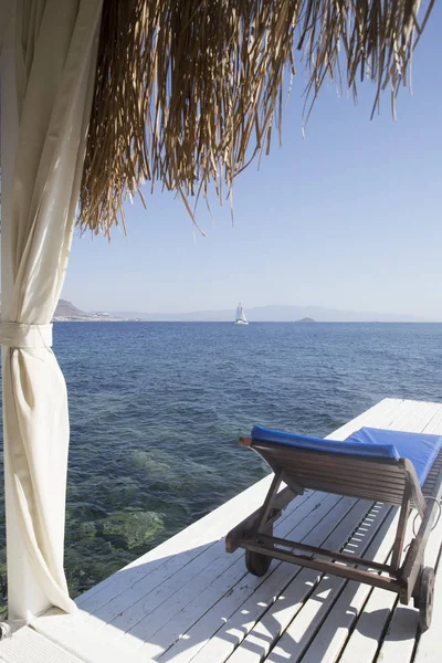 Bir bambu bungalow bir smal güzel bir yatta altından göster