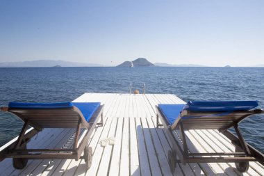 Beyaz ahşap iskele ile ön plan b ahşap beach Sehpalar