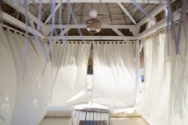 Rahat iç bungalov iç beyaz floo ile pastel renklerde