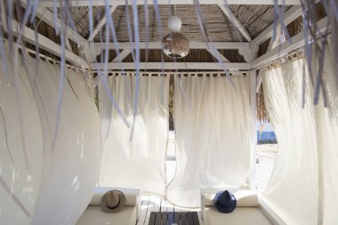 İç duvarlarda yapıştır ile rahat bir bungalow içinden