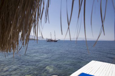 Bambu dalları ile iskelesinden bir yelkenli görüntülemek 