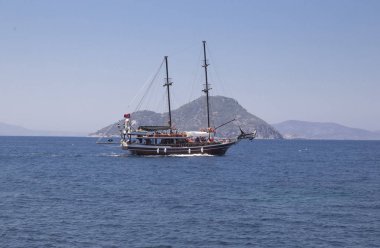turistler tarafından denizde yüzen bir sürü güzel yat bir 