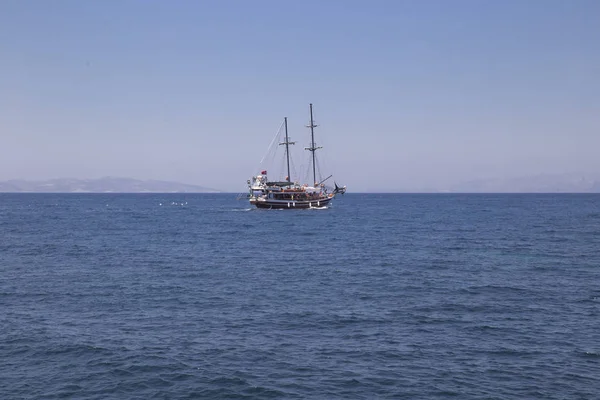 Un bellissimo yacht con fianchi marroni naviga lungo il mare lungo il — Foto Stock