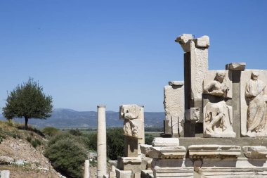 Görkemli taş sütunlar ve harabeleri eski bas-reliefs ile