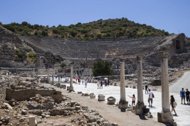 turistler bak sütunlar, kalıntıları ve amfitiyatro, 
