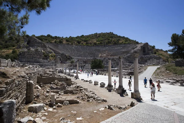 sütunlar, kalıntıları ve amphitheat bakarak turist bir grup