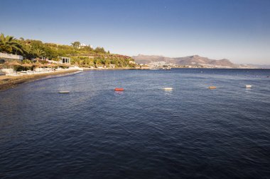 küçük bir koy ve bir tatil beldesi kitlesi deniz yüzeyinin görünümü 