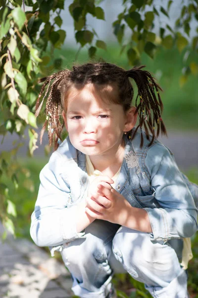 青いジャケットと、黄色のおさげ髪で 4 歳の女の子 — ストック写真