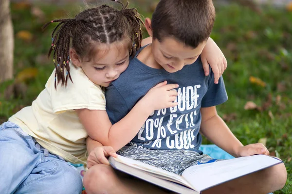 pigtails ve bir kitap si okuma bir çocuk ile güzel küçük kız