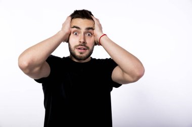 kahverengi saçlı delikanlı küçük bir styl ile beyaz bir arka plan