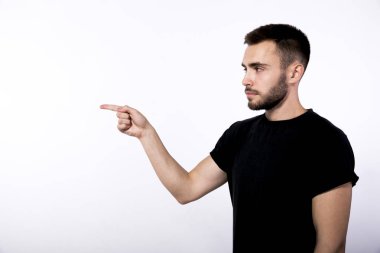 Beyaz bir arka plan üzerinde kahverengi saçlı delikanlı profilinde