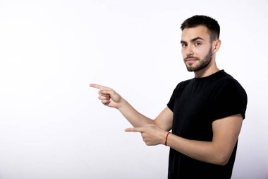 bir beyaz arka plan genç erkek kahverengi saçlı adamla üzerinde küçük bir s