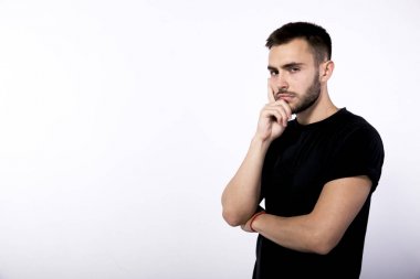 kahverengi saçlı delikanlı küçük bir styl ile beyaz bir arka plan