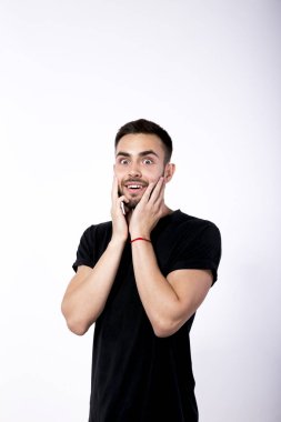 Beyaz arka plan kahverengi saçlı olan genç adam üzerinde küçük bir stylis