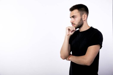 kahverengi saçlı delikanlı küçük bir styl ile beyaz bir arka plan