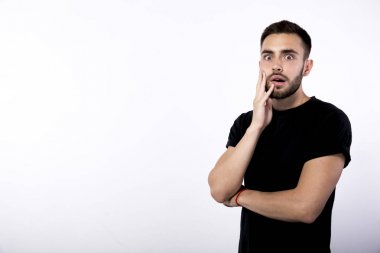 kahverengi saçlı delikanlı küçük bir styl ile beyaz bir arka plan