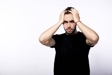 kahverengi saçlı yakışıklı genç bir küçük şık sakal ve m