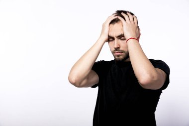 güzel genç kahverengi saçlı adam küçük şık sakallı ve 