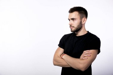 profil ciddi genç kahverengi saçlı adamla içinde küçük bir şık b