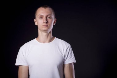 sıradan bir genç erkek kahverengi saçlı adam ile kısa bir saç kesimi 