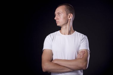 göğüs genç delikanlı brown ile üzerinde silah ile profilde geçti