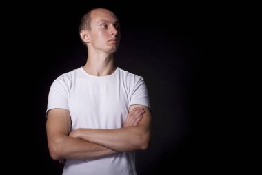 silah ile onun göğüs genç erkek kahverengi saçlı adamla üzerinde çarpı işareti 