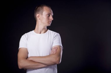 kolları olan bir profilde sıradan bir genç göğsünün üzerinde çarpı işareti 