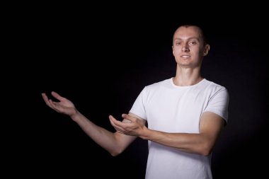 sıradan bir genç adam geldi içine kısa saç kesimi gülümsüyor ile