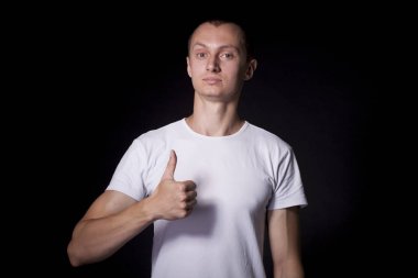 Beyaz tişört kısa bir saç kesimi ile sıradan genç adam görünüyor