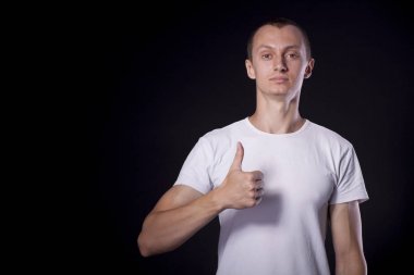 kısa saç kesimi ile sıradan genç adam elini tutarak standları 