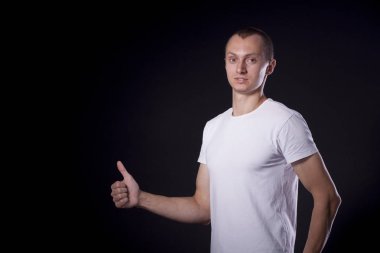 kısa saç kesimi ile sıradan bir genç adam yan duruyor