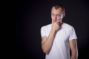 bir siyah kısa kestirmen ile sıradan bir genç adam arka plan