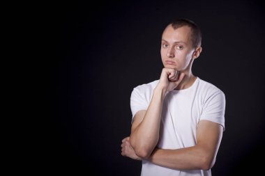 bir siyah kısa kestirmen ile sıradan bir genç adam arka plan