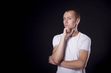 bir siyah kısa kestirmen ile sıradan bir genç adam arka plan