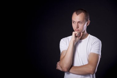 bir siyah kısa kestirmen ile sıradan bir genç adam arka plan