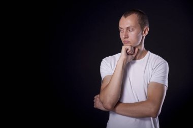 bir siyah kısa kestirmen ile sıradan bir genç adam arka plan