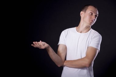 bir siyah kısa kestirmen ile sıradan bir genç adam arka plan