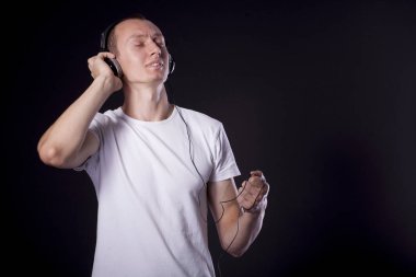 bir siyah kısa kestirmen ile sıradan bir genç adam arka plan