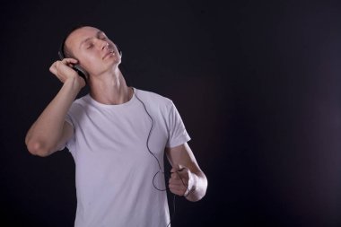 bir siyah kısa kestirmen ile sıradan bir genç adam arka plan