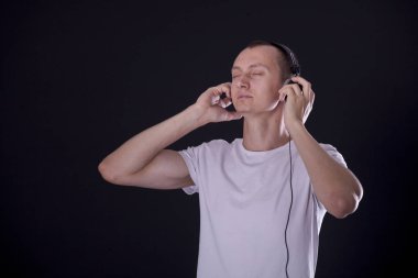 bir siyah kısa kestirmen ile sıradan bir genç adam arka plan