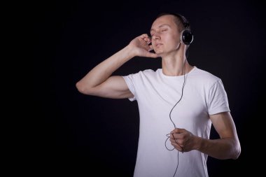 bir siyah kısa kestirmen ile sıradan bir genç adam arka plan