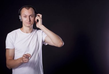 bir siyah kısa kestirmen ile sıradan bir genç adam arka plan